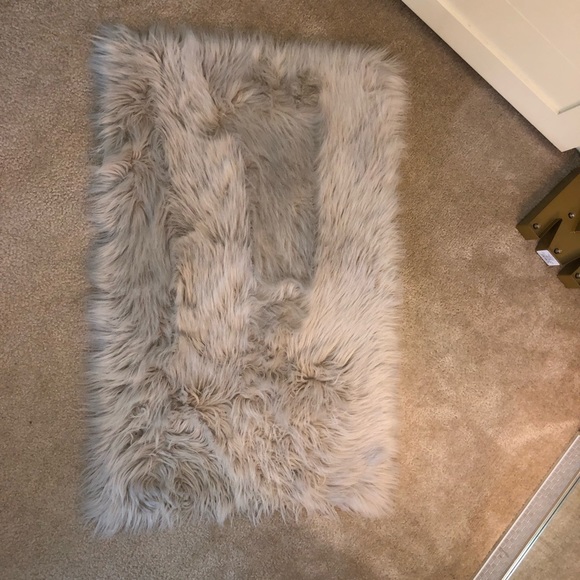 Fur rug - Picture 2 of 3